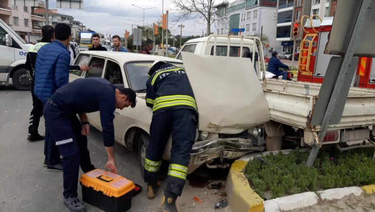 Milas’ta Maddi Hasarlı Kaza: Yaralanma Yok, İtfaiye Tedbir Amaçlı Olay Yerinde