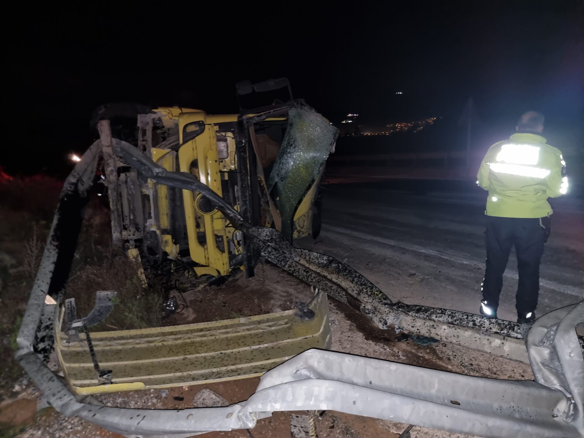 Milas’ta feci kaza: Beton mikseri devrildi şoför yaralandı