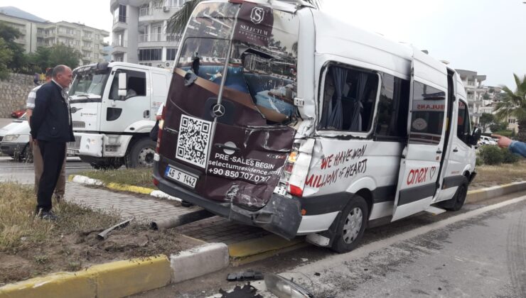 Milas’ta Servis Aracı ve Otobüs Kaza Yaptı: 3 Kişi Yaralandı