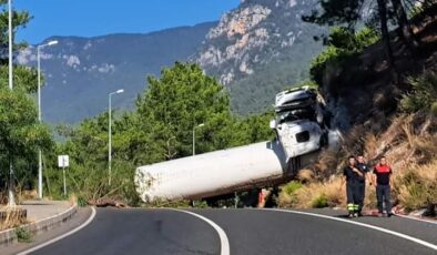 Sakar’da doğalgaz yüklü kamyon dağdan düştü, sızıntı nedeniyle önlem alındı