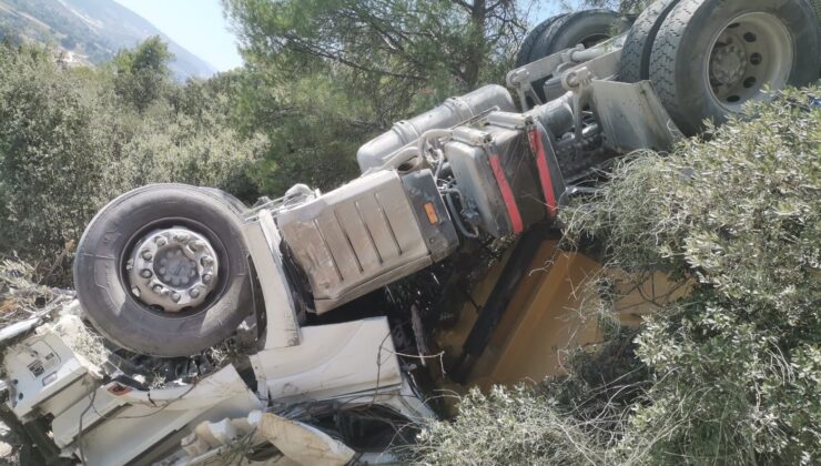 Milas’ta Tır Kazası: Sürücü Araç İçerisinde Sıkıştı