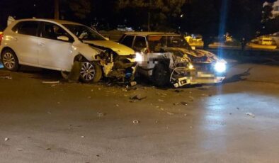 Milas’ta Meydana Gelen Çarpışmada İki Otomobil Hurdaya Döndü