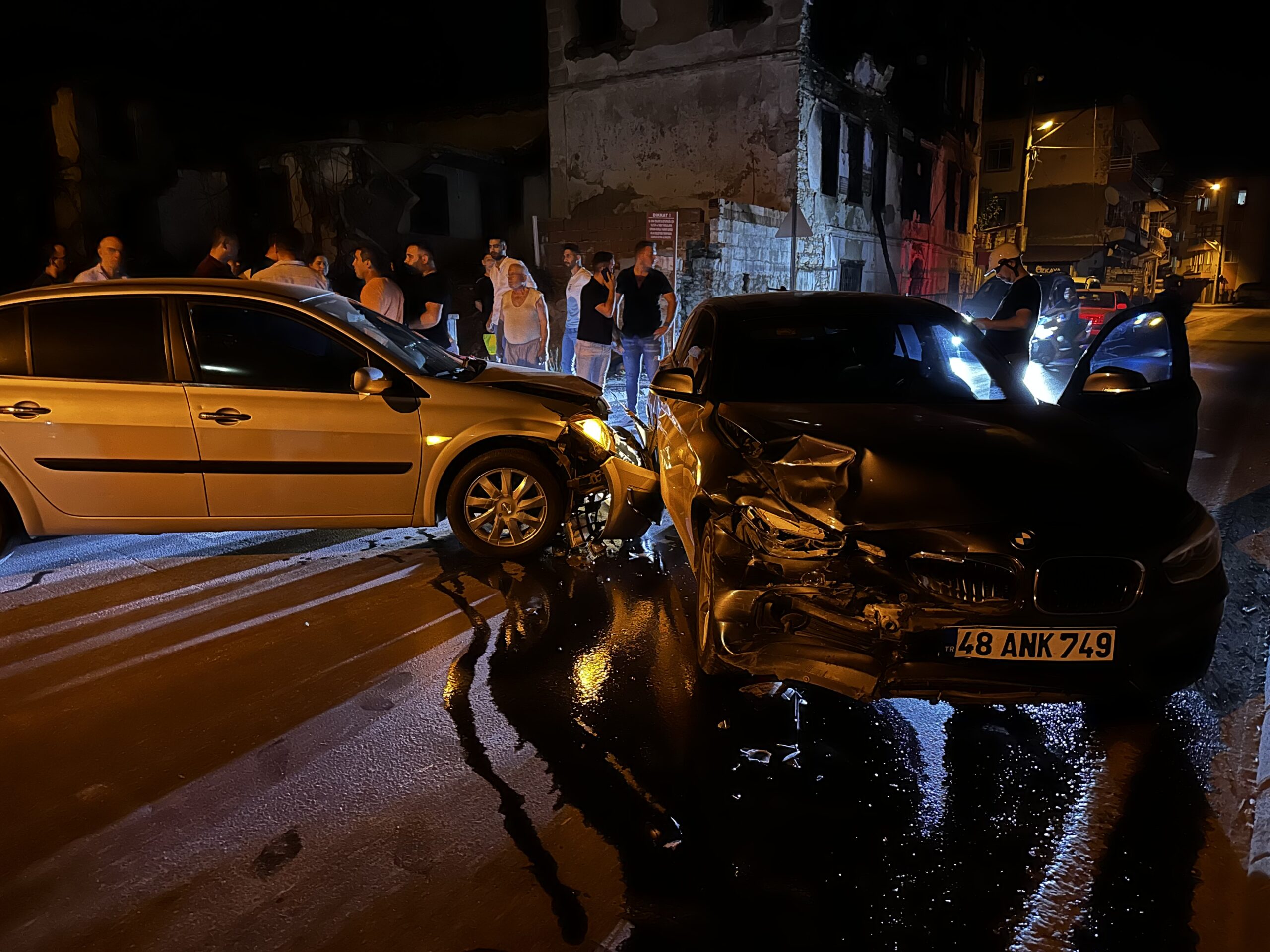 Milas’ta İki Otomobil Kafa Kafaya Çarpıştı: 1 Yaralı