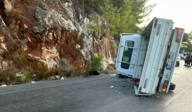 Milas Bodrum Karayolunda Kontrolden Çıkan Kamyonet Yan Yattı: Sürücü Yaralandı