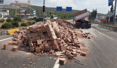 Milas-Yatağan Karayolu’nda Damperi Kalkan Tır Korku Saçtı