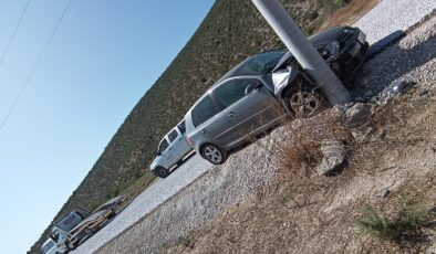 Milas’ta Korkutan Anlar: Kontrolden Çıkan Araç Elektrik Direğine Çarptı