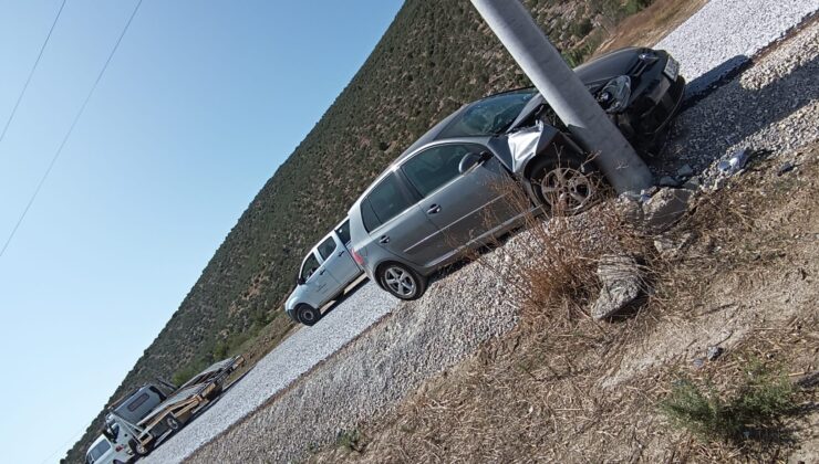 Milas’ta Korkutan Anlar: Kontrolden Çıkan Araç Elektrik Direğine Çarptı