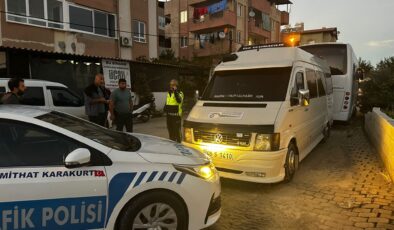 Milas’ta Korku Dolu Anlar: Polis Memuru, Kontrol Sırasında Kaçan Minibüsün Üzerinde Sürüklendi