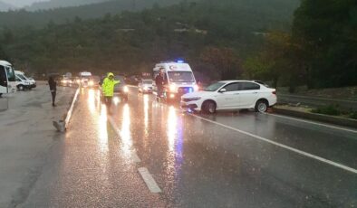 Milas Bodrum Karayolunda Korkutan Kaza: Yağmur Sürücüyü Yoldan Çıkardı