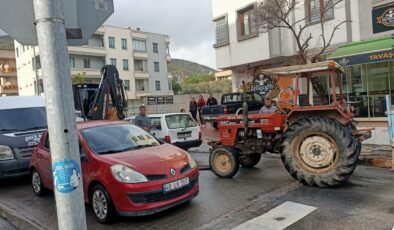 Milas’ta İş Makinası, Otomobil, Traktör Arka Arkaya Çarpıştı