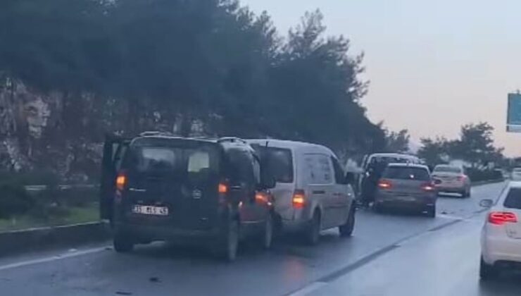 Milas-Bodrum karayolunda 4 araç çarpıştı; 2 kişi yaralandı