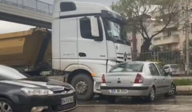 Milas’ta Tır ve Otomobil Çarpışması Sonucu Uzun Araç Kuyrukları Oluştu
