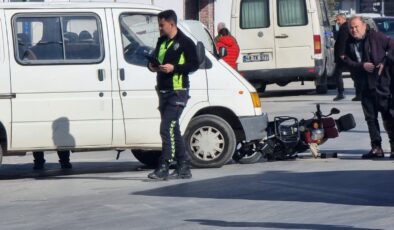 Milas’ta Motosiklet ve Minibüs Çarpıştı: Yaralı Sürücü Hastaneye Kaldırıldı