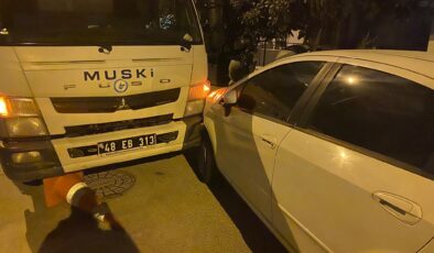 Kamyon Park Halindeki Otomobile Çarptı: 1 Yaralı