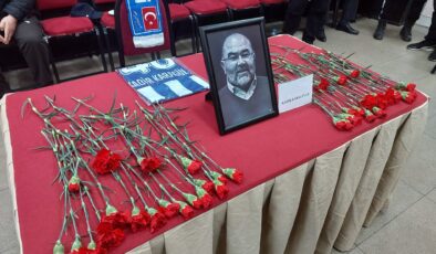 Milas Belediyesi Meclis Toplantısında Kadir Karagülle’nin Masası Karanfillerle Donatıldı