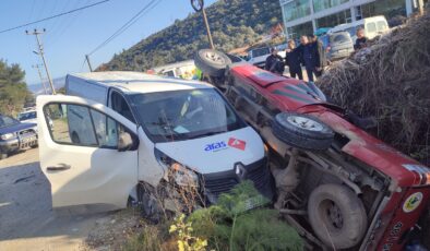 Milas’ın Beçin Mahallesi’nde Kargo Aracı ile Orman Aracı Çarpıştı, 2 Kişi Yaralandı