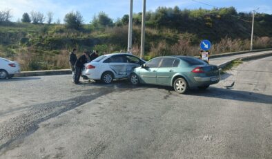 Sabah Saatlerinde Milas’ta 2 Otomobil Çarpıştı