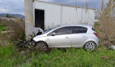 Milas’ta Kontrolden Çıkan Otomobil Beton Direğe Çarptı: Sürücü Yaralandı