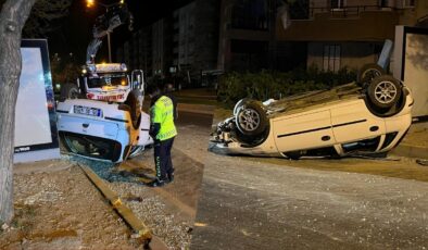 Milas’ta Otobüs Durağına Dalan Otomobil Ters Takla Attı: 1 Kişi Yaralandı