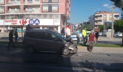 Milas’ta Minibüse Arkadan Çarpan Hafif Ticari Araçta Bulunan 1 Kişi Yaralandı