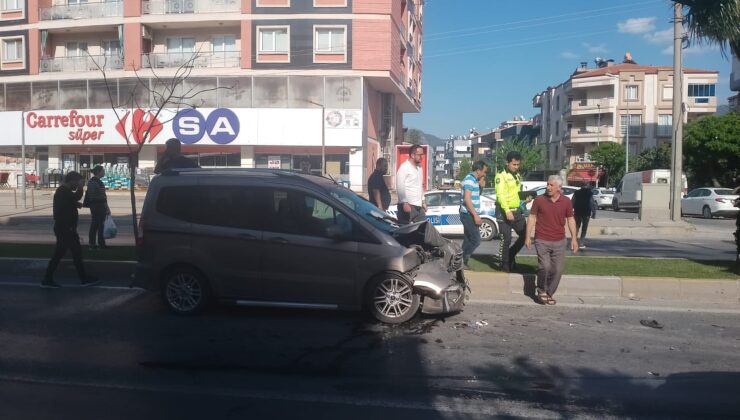 Milas’ta Minibüse Arkadan Çarpan Hafif Ticari Araçta Bulunan 1 Kişi Yaralandı