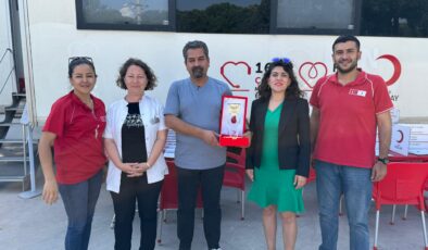 Milas Anadolu Lisesi Öğretmeni Mehmet Kaya’ya 45. Kan Bağışı İçin Plaket Verildi