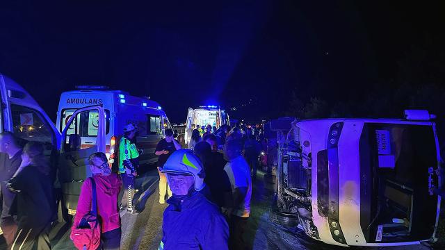 Muğla’da öğrencileri taşıyan otobüs şarampole devrildi: 25 yaralı